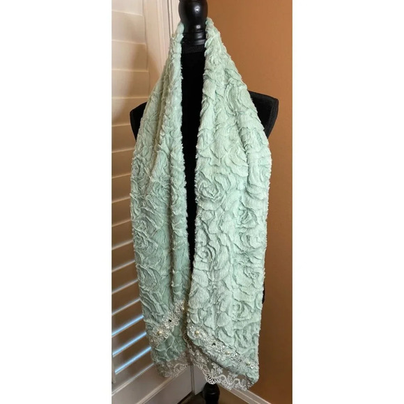 Chenille Style Faux Fur Scarf With Lace Pearl Detail Romance NEW Mint Green - Picture 1 of 4